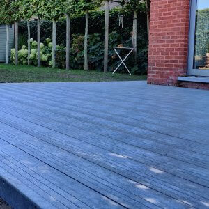 Govadeck kunststof terras - Linea Mineral Grey - afgewerkt met plint