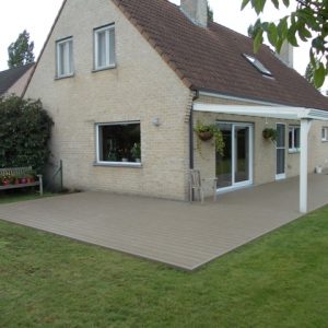 Govadeck terras in sand beige rondom de woning