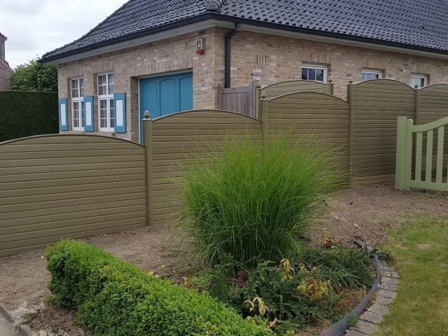 ECOfencing tuinscherm in de beige kleur met convex paneel afgewerkt