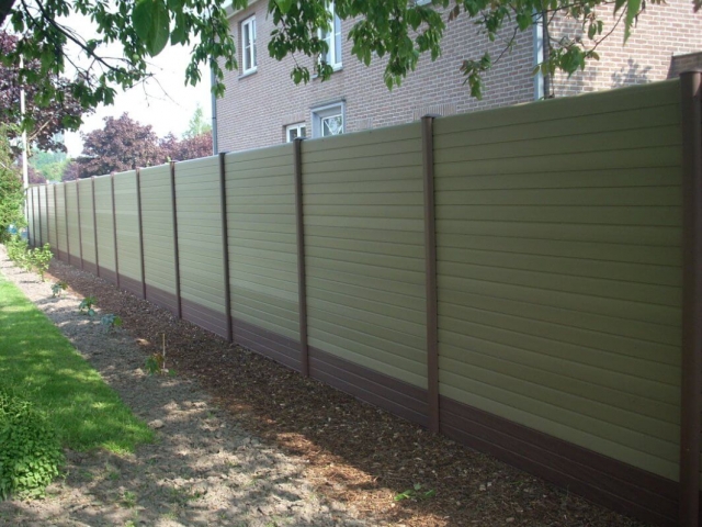 ECOfencing tuinscherm met beige panelen met bruine palen