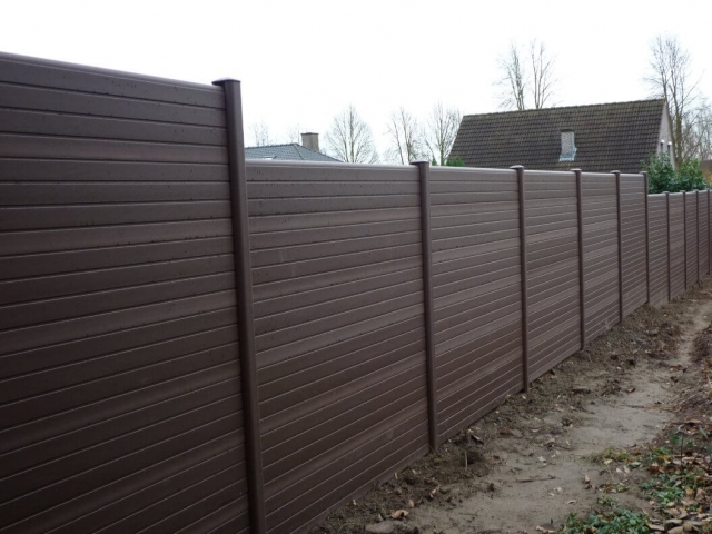 ECOfencing tuinscherm bruin in trapvorm geplaatst