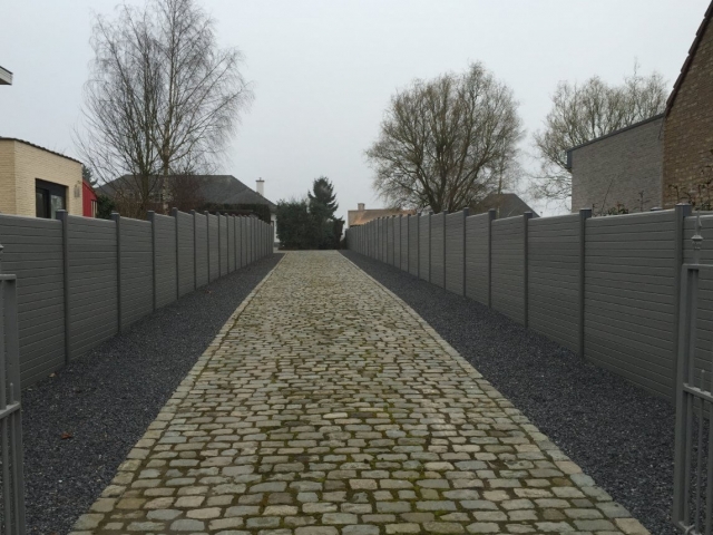 ECOfencing tuinscherm grijs langs beide kanten van oprit