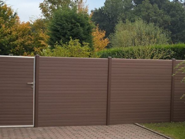 ECOfencing tuinscherm in de bruine kleur met poortje