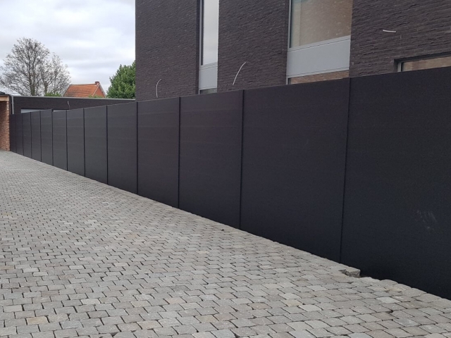 BEAUFOR kunststof tuinscherm tussen twee opritten - kleur Jetblack Korrel